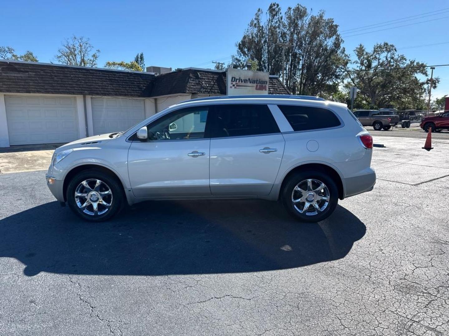 2008 WHITE BUICK ENCLAVE CXL (5GAER23778J) with an 3.6L engine, Automatic transmission, located at 2929 9th St. West, Bradenton, 34205, (941) 242-2810, 27.473591, -82.570679 - Thanks for inquring into DriveNation USA! All vehicles listed can be viewed at www.drivenationusa.com for vehicle history reports and additonal info. We cannot quote any terms such as down payments or monthly payments without an application. You can apply directly at www.drivenationusa.com or by con - Photo#4