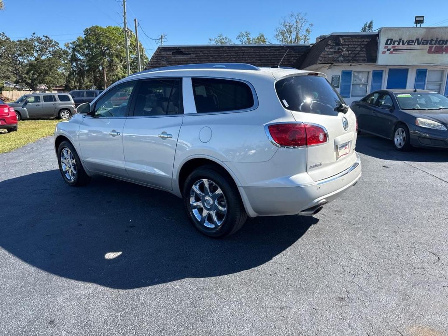 2008 WHITE BUICK ENCLAVE CXL (5GAER23778J) with an 3.6L engine, Automatic transmission, located at 2929 9th St. West, Bradenton, 34205, (941) 242-2810, 27.473591, -82.570679 - Thanks for inquring into DriveNation USA! All vehicles listed can be viewed at www.drivenationusa.com for vehicle history reports and additonal info. We cannot quote any terms such as down payments or monthly payments without an application. You can apply directly at www.drivenationusa.com or by con - Photo#5