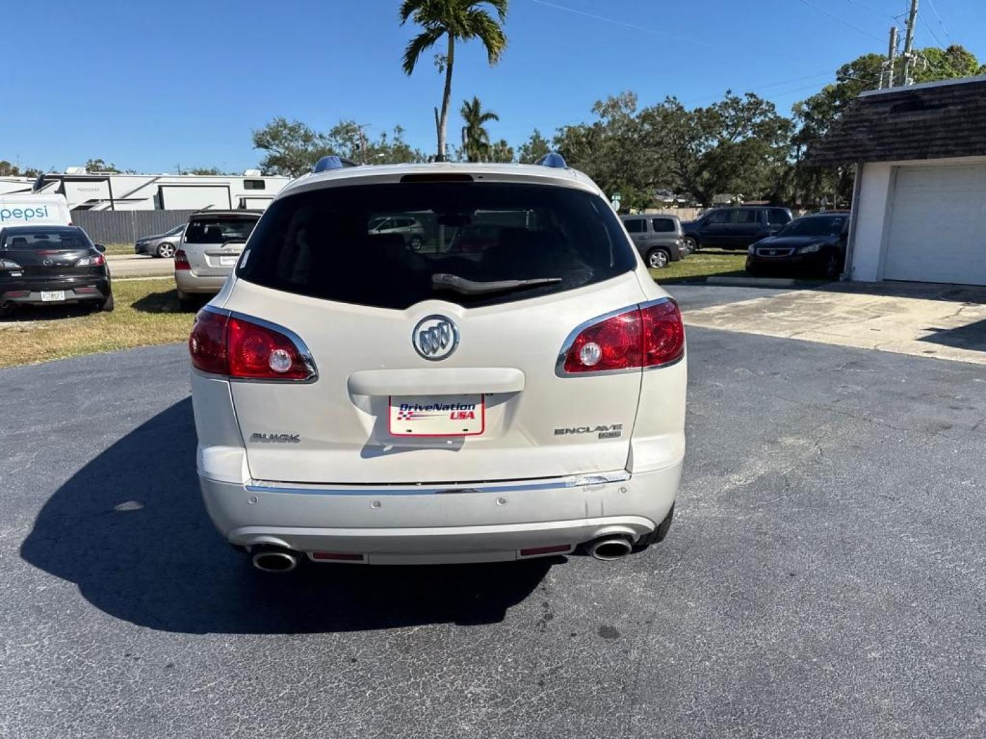 2008 WHITE BUICK ENCLAVE CXL (5GAER23778J) with an 3.6L engine, Automatic transmission, located at 2929 9th St. West, Bradenton, 34205, (941) 242-2810, 27.473591, -82.570679 - Photo#6