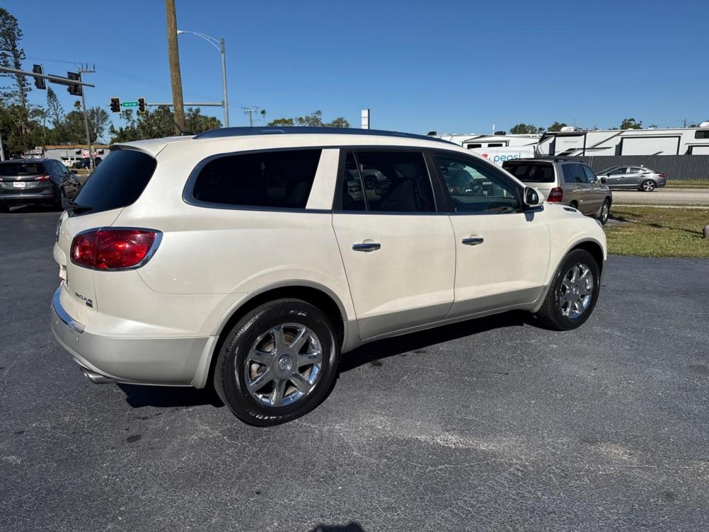 2008 WHITE BUICK ENCLAVE CXL (5GAER23778J) with an 3.6L engine, Automatic transmission, located at 2929 9th St. West, Bradenton, 34205, (941) 242-2810, 27.473591, -82.570679 - Photo#7