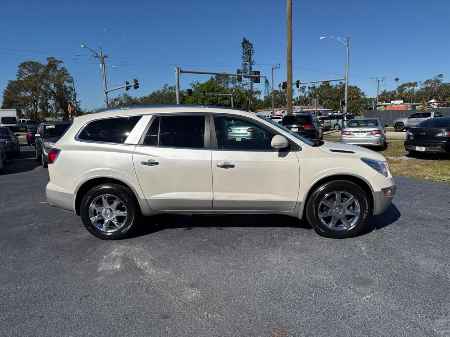 2008 WHITE BUICK ENCLAVE CXL (5GAER23778J) with an 3.6L engine, Automatic transmission, located at 2929 9th St. West, Bradenton, 34205, (941) 242-2810, 27.473591, -82.570679 - Photo#8