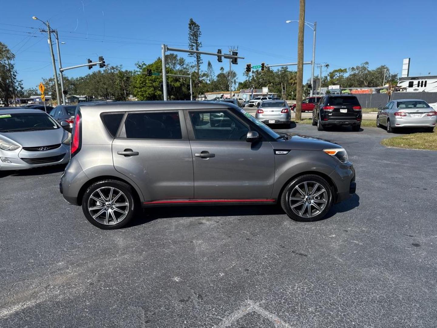 2017 GRAY KIA SOUL ! (KNDJX3AA2H7) with an 1.6L engine, Automatic transmission, located at 2929 9th St. West, Bradenton, 34205, (941) 242-2810, 27.473591, -82.570679 - Thanks for inquring into DriveNation USA! All vehicles listed can be viewed at www.drivenationusa.com for vehicle history reports and additonal info. We cannot quote any terms such as down payments or monthly payments without an application. You can apply directly at www.drivenationusa.com or by con - Photo#7