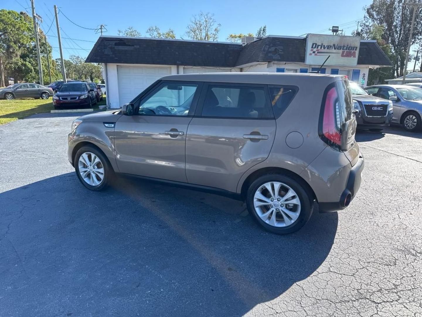 2015 TAN KIA SOUL + (KNDJP3A55F7) with an 2.0L engine, Automatic transmission - Photo#4