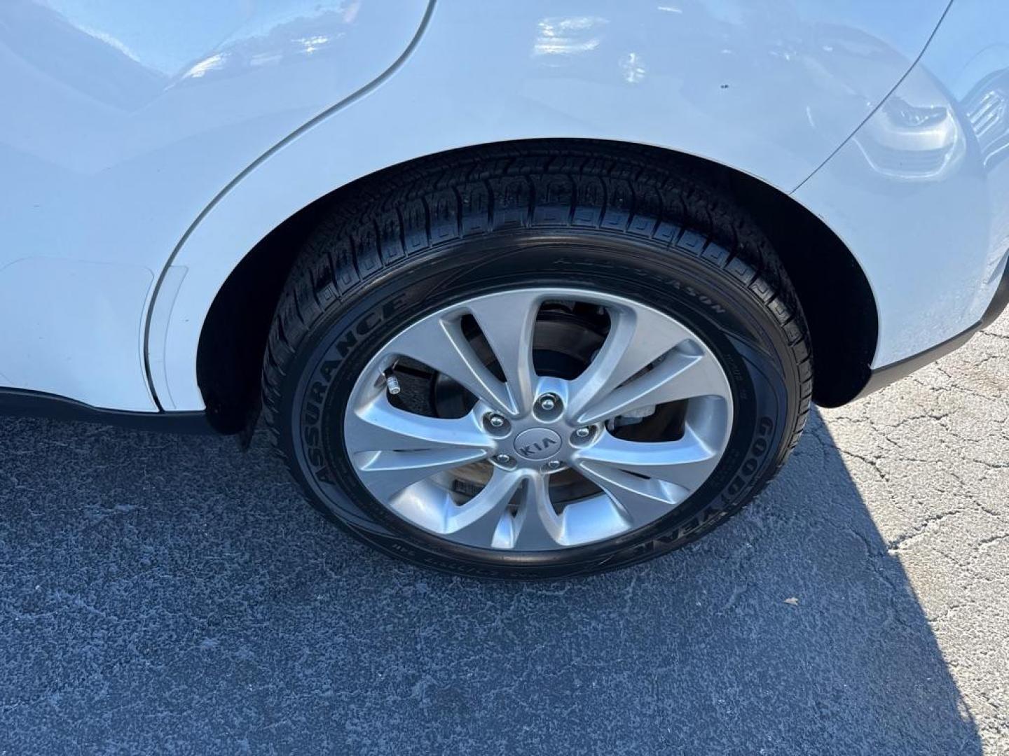 2015 WHITE KIA SOUL + (KNDJP3A56F7) with an 2.0L engine, Automatic transmission, located at 2929 9th St. West, Bradenton, 34205, (941) 242-2810, 27.473591, -82.570679 - Thanks for inquring into DriveNation USA! All vehicles listed can be viewed at www.drivenationusa.com for vehicle history reports and additonal info. We cannot quote any terms such as down payments or monthly payments without an application. You can apply directly at www.drivenationusa.com or by con - Photo#8