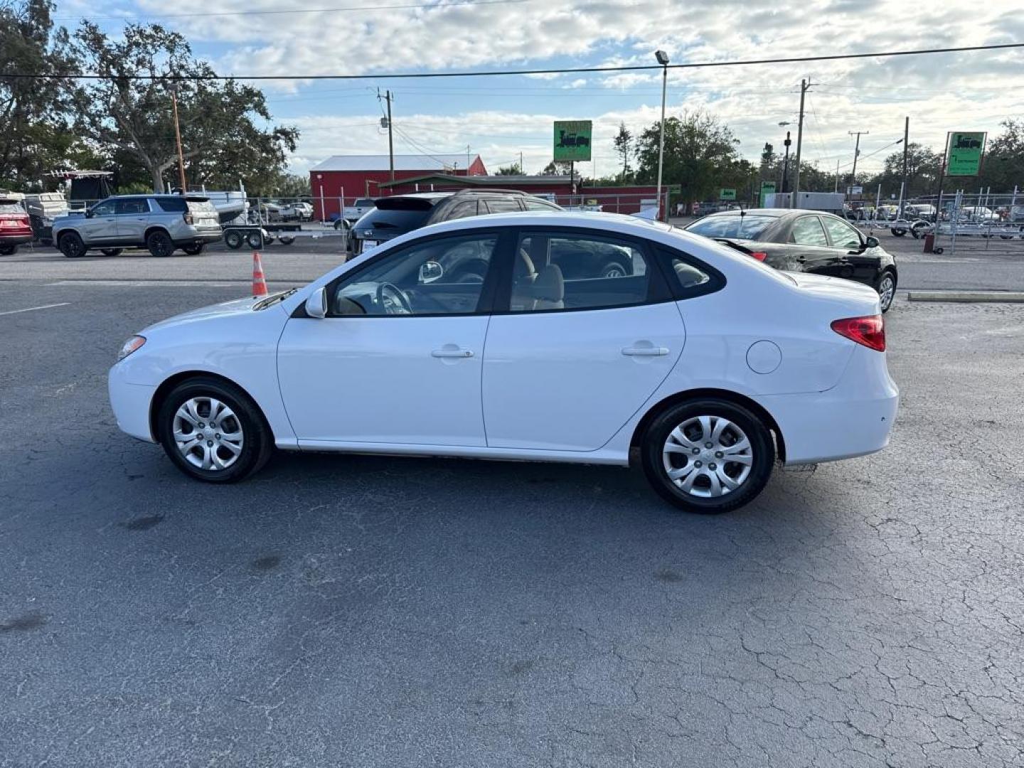 2010 WHITE HYUNDAI ELANTRA BLUE (KMHDU4AD4AU) with an 2.0L engine, Automatic transmission, located at 2929 9th St. West, Bradenton, 34205, (941) 242-2810, 27.473591, -82.570679 - Thanks for inquring into DriveNation USA! All vehicles listed can be viewed at www.drivenationusa.com for vehicle history reports and additonal info. We cannot quote any terms such as down payments or monthly payments without an application. You can apply directly at www.drivenationusa.com or by con - Photo#4