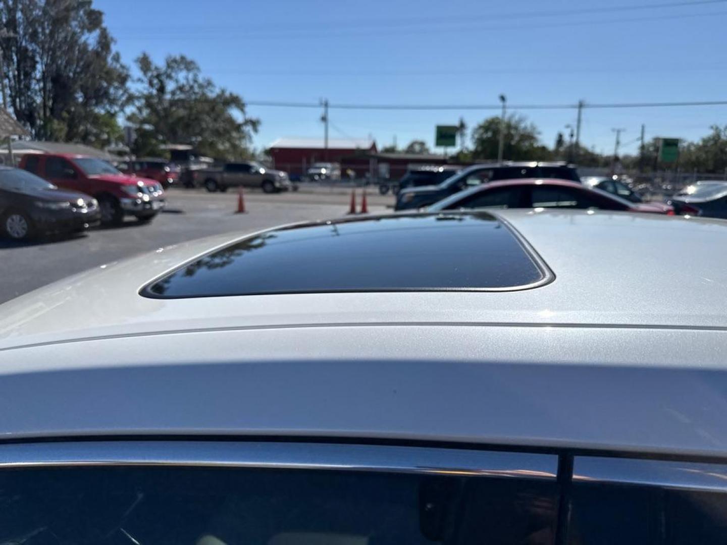 2014 WHITE TOYOTA AVALON XLE (4T1BK1EB0EU) with an 3.5L engine, Automatic transmission, located at 2929 9th St. West, Bradenton, 34205, (941) 242-2810, 27.473591, -82.570679 - Thanks for inquring into DriveNation USA! All vehicles listed can be viewed at www.drivenationusa.com for vehicle history reports and additonal info. We cannot quote any terms such as down payments or monthly payments without an application. You can apply directly at www.drivenationusa.com or by con - Photo#11