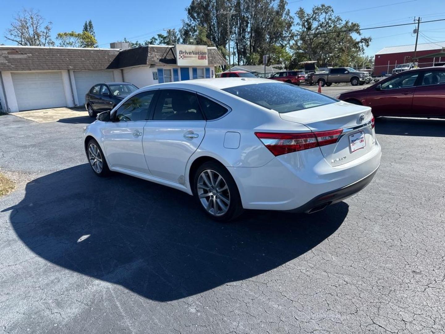 2014 WHITE TOYOTA AVALON XLE (4T1BK1EB0EU) with an 3.5L engine, Automatic transmission, located at 2929 9th St. West, Bradenton, 34205, (941) 242-2810, 27.473591, -82.570679 - Thanks for inquring into DriveNation USA! All vehicles listed can be viewed at www.drivenationusa.com for vehicle history reports and additonal info. We cannot quote any terms such as down payments or monthly payments without an application. You can apply directly at www.drivenationusa.com or by con - Photo#5