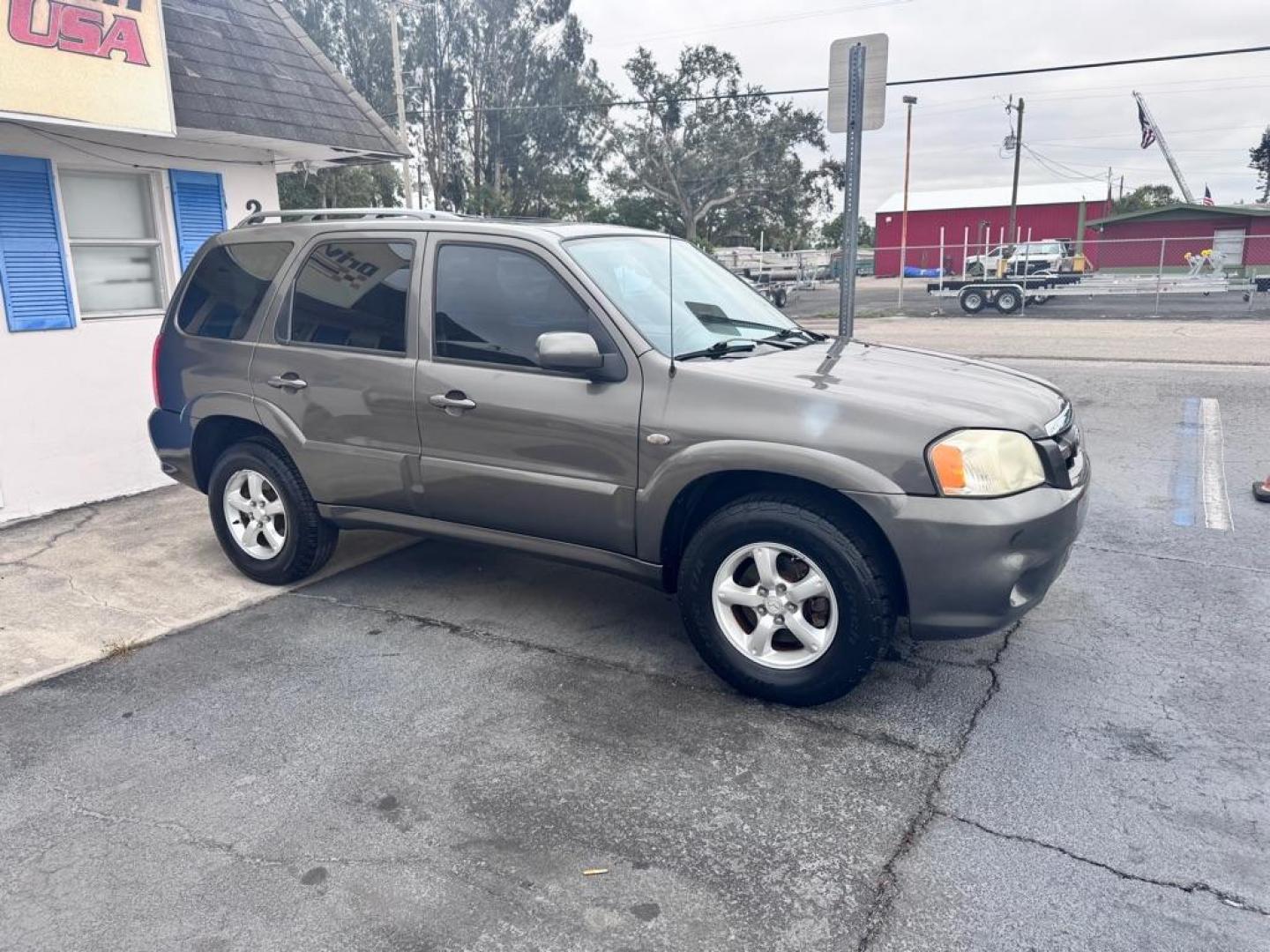 2006 GRAY MAZDA TRIBUTE S (4F2YZ04106K) with an 3.0L engine, Automatic transmission, located at 2929 9th St. West, Bradenton, 34205, (941) 242-2810, 27.473591, -82.570679 - Thanks for inquring into DriveNation USA! All vehicles listed can be viewed at www.drivenationusa.com for vehicle history reports and additonal info. We cannot quote any terms such as down payments or monthly payments without an application. You can apply directly at www.drivenationusa.com or by con - Photo#11