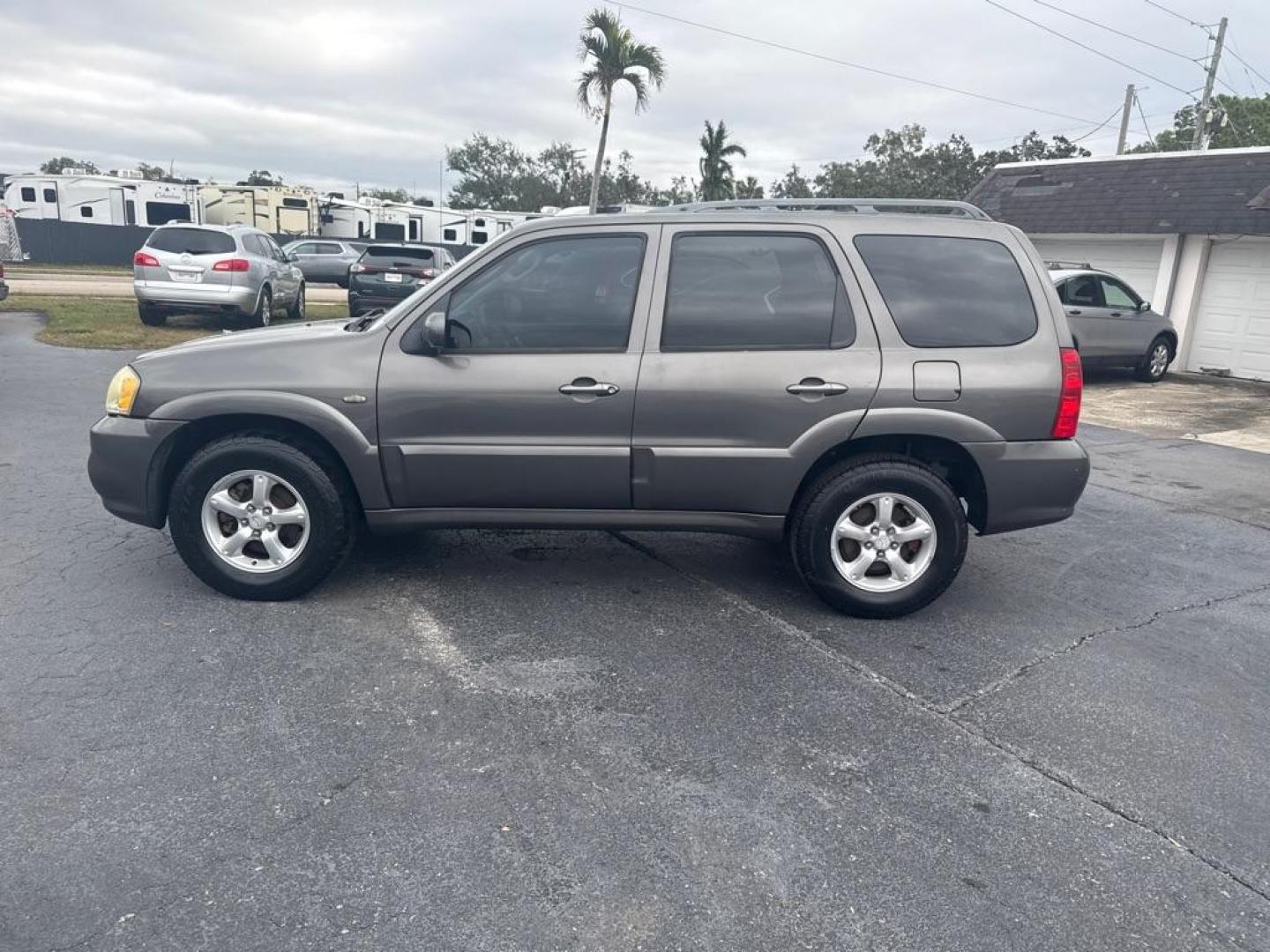 2006 GRAY MAZDA TRIBUTE S (4F2YZ04106K) with an 3.0L engine, Automatic transmission, located at 2929 9th St. West, Bradenton, 34205, (941) 242-2810, 27.473591, -82.570679 - Thanks for inquring into DriveNation USA! All vehicles listed can be viewed at www.drivenationusa.com for vehicle history reports and additonal info. We cannot quote any terms such as down payments or monthly payments without an application. You can apply directly at www.drivenationusa.com or by con - Photo#4