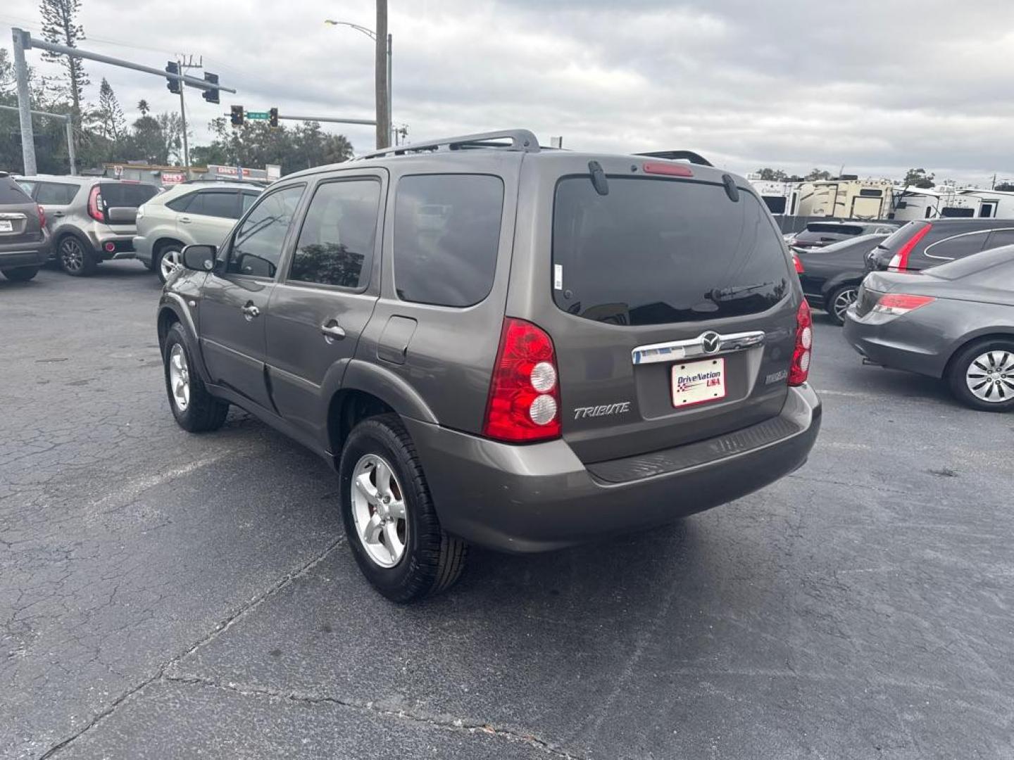 2006 GRAY MAZDA TRIBUTE S (4F2YZ04106K) with an 3.0L engine, Automatic transmission, located at 2929 9th St. West, Bradenton, 34205, (941) 242-2810, 27.473591, -82.570679 - Thanks for inquring into DriveNation USA! All vehicles listed can be viewed at www.drivenationusa.com for vehicle history reports and additonal info. We cannot quote any terms such as down payments or monthly payments without an application. You can apply directly at www.drivenationusa.com or by con - Photo#5