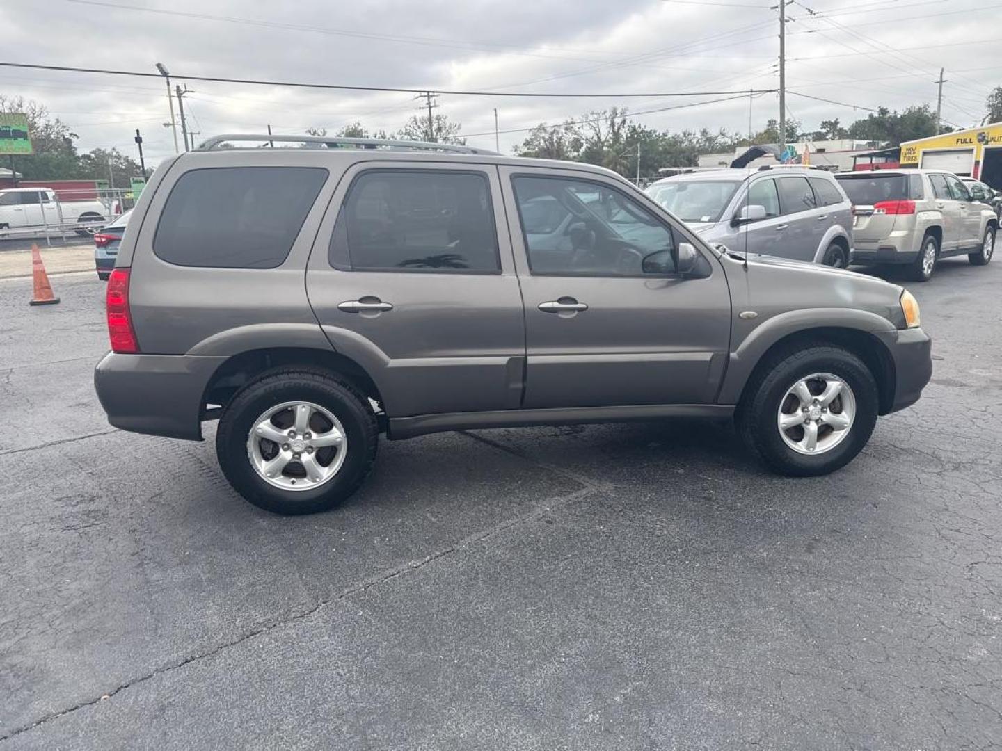 2006 GRAY MAZDA TRIBUTE S (4F2YZ04106K) with an 3.0L engine, Automatic transmission, located at 2929 9th St. West, Bradenton, 34205, (941) 242-2810, 27.473591, -82.570679 - Thanks for inquring into DriveNation USA! All vehicles listed can be viewed at www.drivenationusa.com for vehicle history reports and additonal info. We cannot quote any terms such as down payments or monthly payments without an application. You can apply directly at www.drivenationusa.com or by con - Photo#7