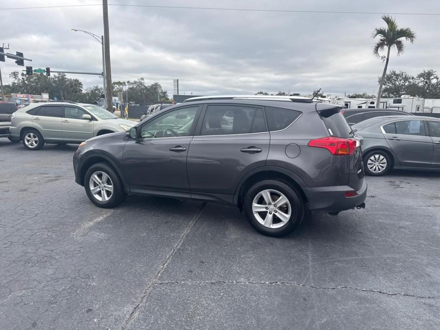 2014 GRAY TOYOTA RAV4 XLE (JTMWFREV9EJ) with an 2.5L engine, Automatic transmission, located at 2929 9th St. West, Bradenton, 34205, (941) 242-2810, 27.473591, -82.570679 - Thanks for inquring into DriveNation USA! All vehicles listed can be viewed at www.drivenationusa.com for vehicle history reports and additonal info. We cannot quote any terms such as down payments or monthly payments without an application. You can apply directly at www.drivenationusa.com or by con - Photo#6