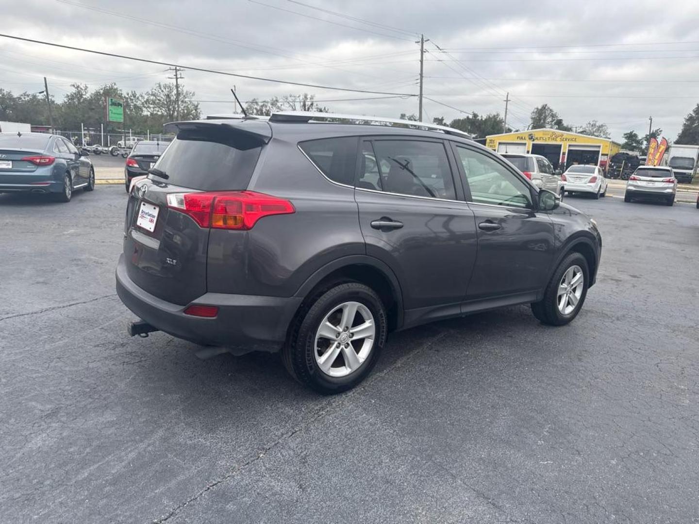 2014 GRAY TOYOTA RAV4 XLE (JTMWFREV9EJ) with an 2.5L engine, Automatic transmission, located at 2929 9th St. West, Bradenton, 34205, (941) 242-2810, 27.473591, -82.570679 - Thanks for inquring into DriveNation USA! All vehicles listed can be viewed at www.drivenationusa.com for vehicle history reports and additonal info. We cannot quote any terms such as down payments or monthly payments without an application. You can apply directly at www.drivenationusa.com or by con - Photo#8