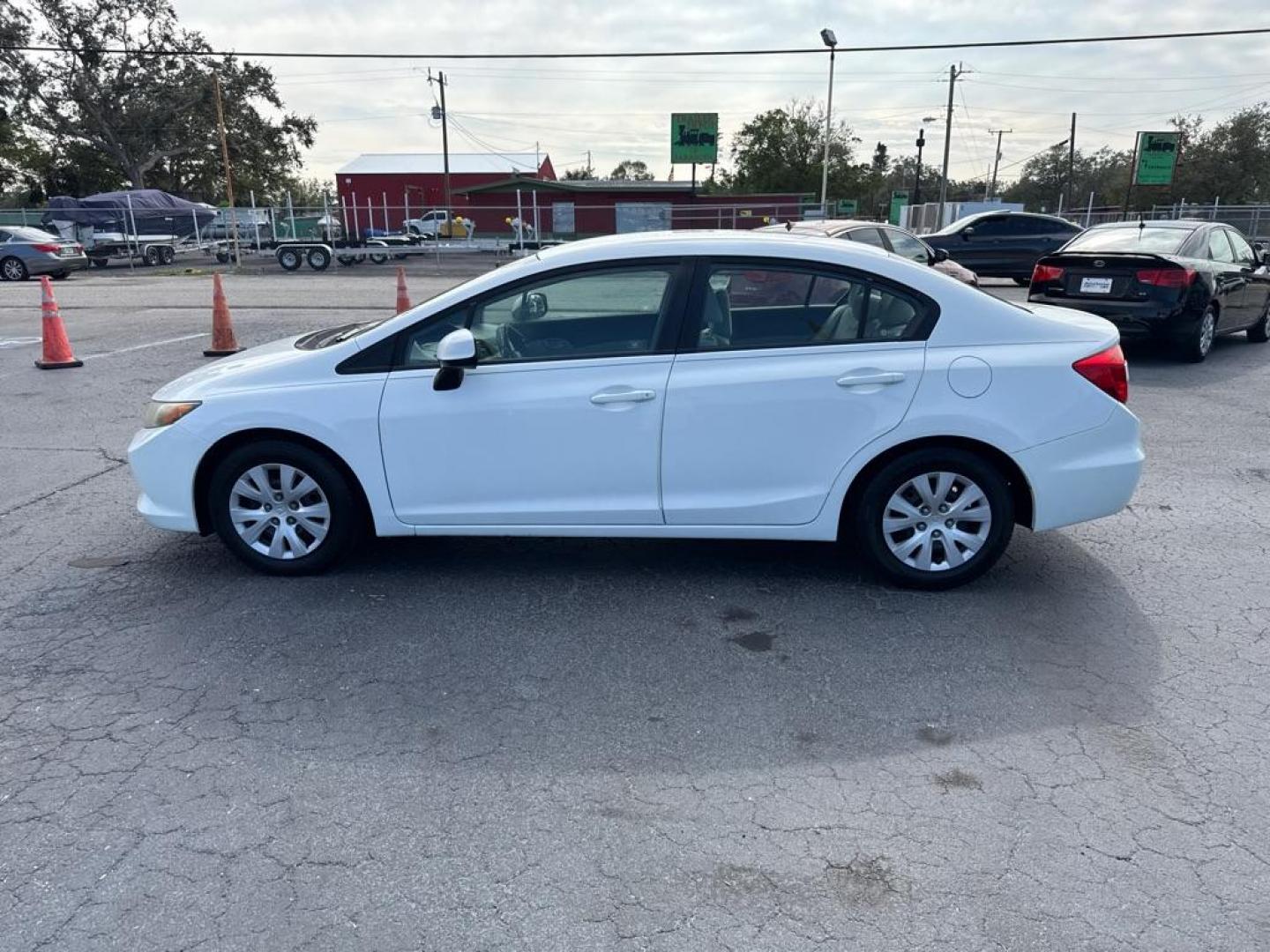 2012 WHITE HONDA CIVIC LX (19XFB2F58CE) with an 1.8L engine, Automatic transmission, located at 2929 9th St. West, Bradenton, 34205, (941) 242-2810, 27.473591, -82.570679 - Thanks for inquring into DriveNation USA! All vehicles listed can be viewed at www.drivenationusa.com for vehicle history reports and additonal info. We cannot quote any terms such as down payments or monthly payments without an application. You can apply directly at www.drivenationusa.com or by con - Photo#4