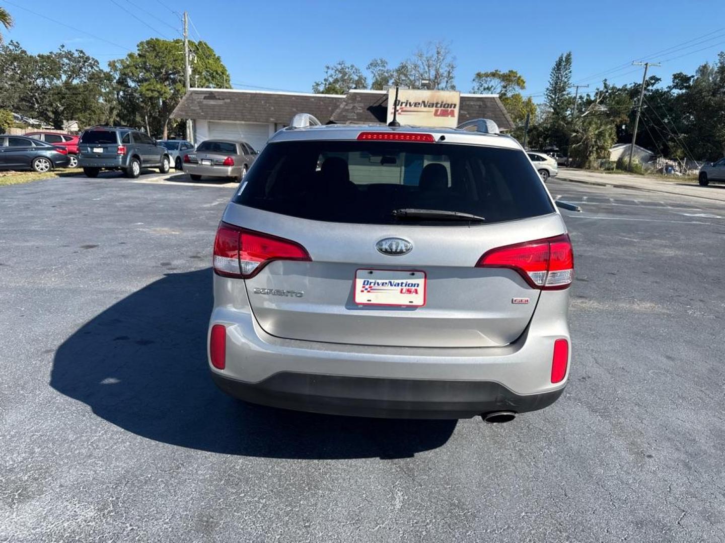 2014 SILVER KIA SORENTO LX (5XYKT4A76EG) with an 3.3L engine, Automatic transmission, located at 2929 9th St. West, Bradenton, 34205, (941) 242-2810, 27.473591, -82.570679 - Thanks for inquring into DriveNation USA! All vehicles listed can be viewed at www.drivenationusa.com for vehicle history reports and additonal info. We cannot quote any terms such as down payments or monthly payments without an application. You can apply directly at www.drivenationusa.com or by con - Photo#6