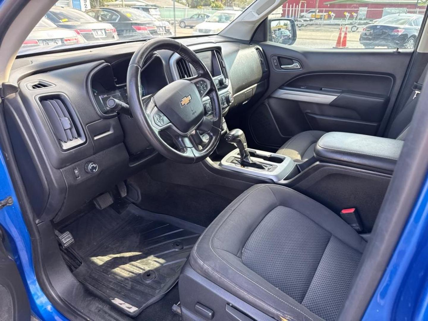 2018 BLUE CHEVROLET COLORADO LT (1GCGSCEA7J1) with an 2.5L engine, Automatic transmission, located at 2929 9th St. West, Bradenton, 34205, (941) 242-2810, 27.473591, -82.570679 - Photo#11