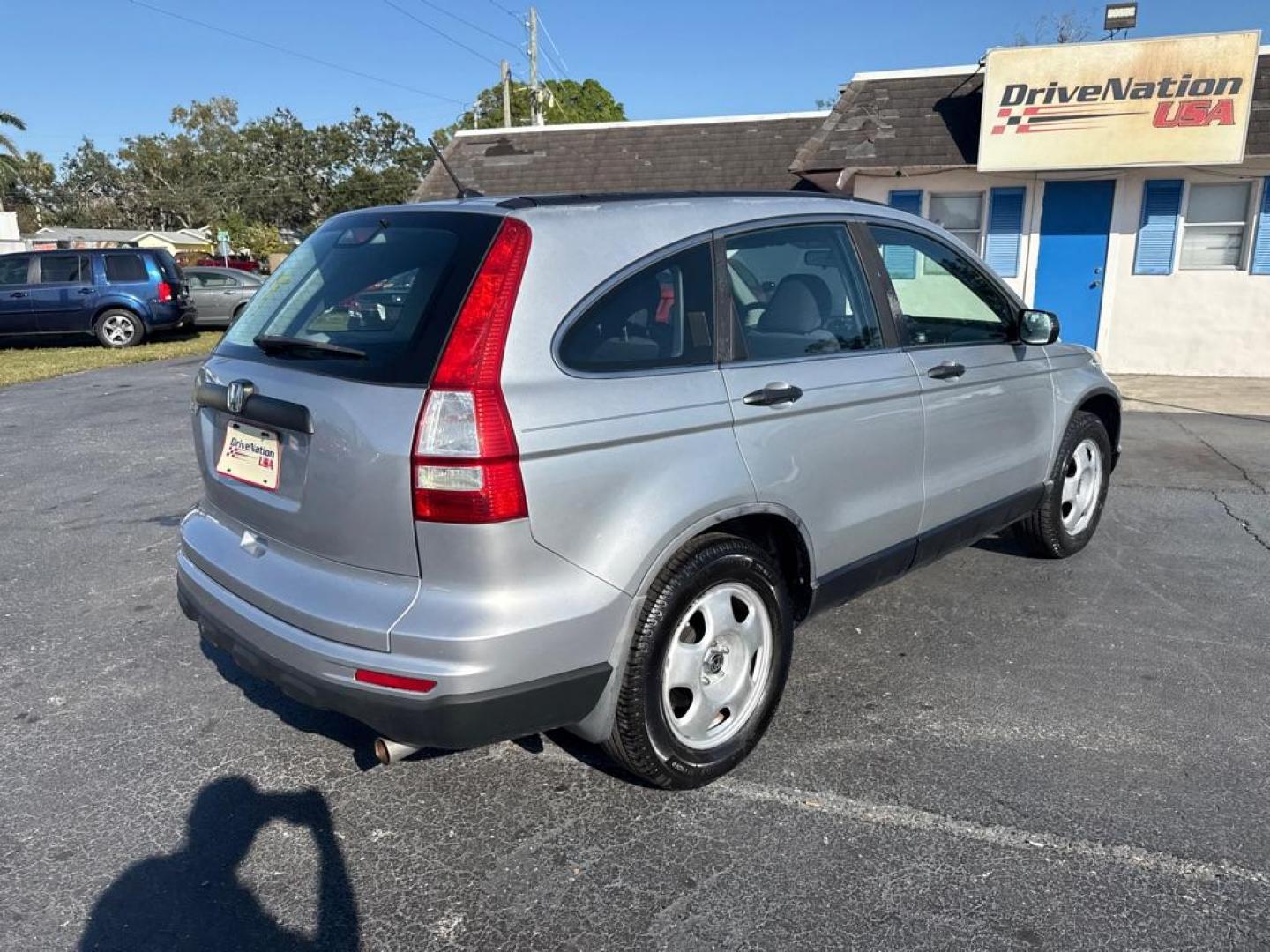 2010 SILVER HONDA CR-V LX (3CZRE3H35AG) with an 2.4L engine, Automatic transmission, located at 2929 9th St. West, Bradenton, 34205, (941) 242-2810, 27.473591, -82.570679 - Photo#6