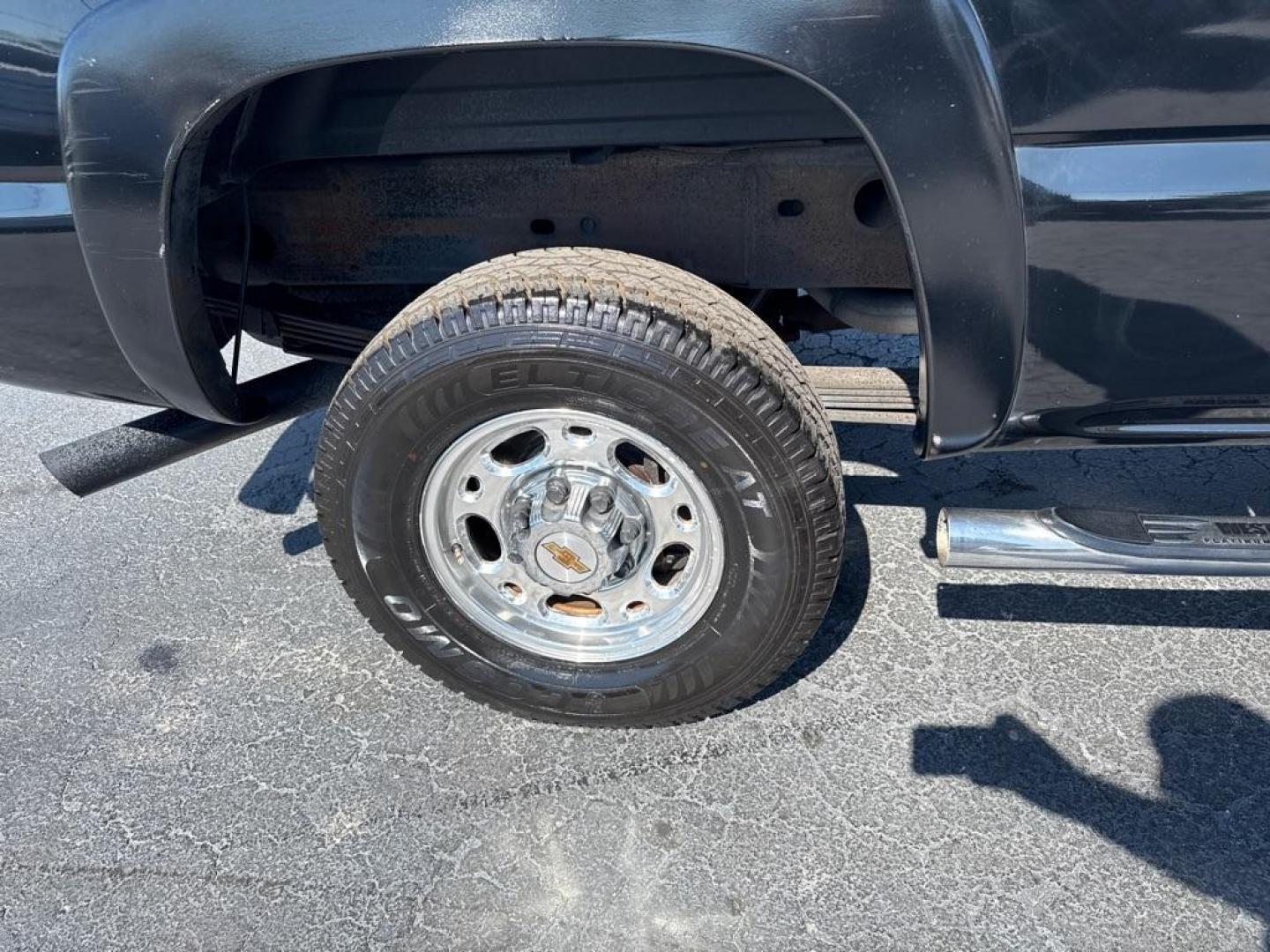 2004 BLACK CHEVROLET SILVERADO 2500 HEAVY DUTY (1GCHC23U04F) with an 6.0L engine, Automatic transmission, located at 2929 9th St. West, Bradenton, 34205, (941) 242-2810, 27.473591, -82.570679 - Thanks for inquring into DriveNation USA! All vehicles listed can be viewed at www.drivenationusa.com for vehicle history reports and additonal info. We cannot quote any terms such as down payments or monthly payments without an application. You can apply directly at www.drivenationusa.com or by con - Photo#11