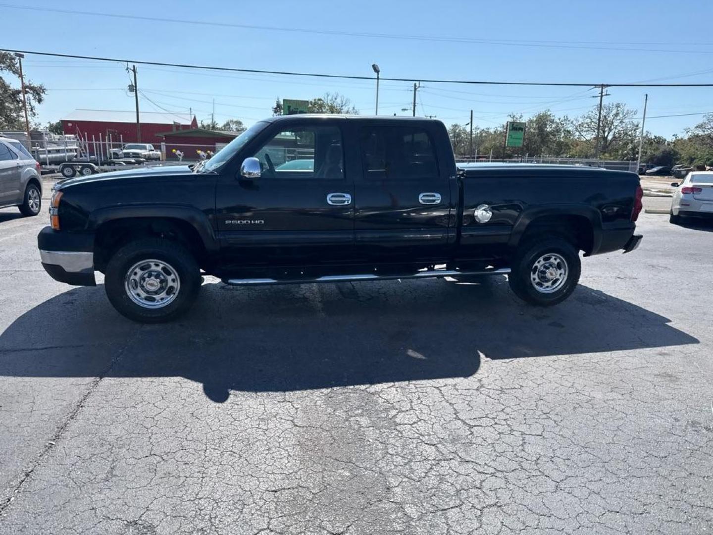 2004 BLACK CHEVROLET SILVERADO 2500 HEAVY DUTY (1GCHC23U04F) with an 6.0L engine, Automatic transmission, located at 2929 9th St. West, Bradenton, 34205, (941) 242-2810, 27.473591, -82.570679 - Thanks for inquring into DriveNation USA! All vehicles listed can be viewed at www.drivenationusa.com for vehicle history reports and additonal info. We cannot quote any terms such as down payments or monthly payments without an application. You can apply directly at www.drivenationusa.com or by con - Photo#5