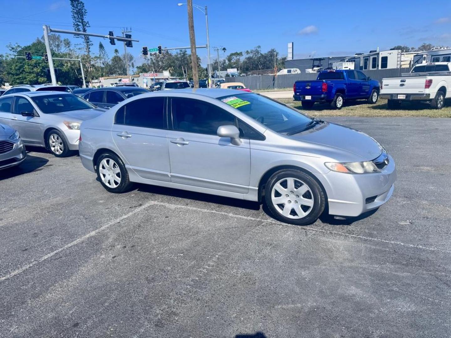 2009 SILVER HONDA CIVIC LX (2HGFA16539H) with an 1.8L engine, Automatic transmission, located at 2929 9th St. West, Bradenton, 34205, (941) 242-2810, 27.473591, -82.570679 - Photo#0