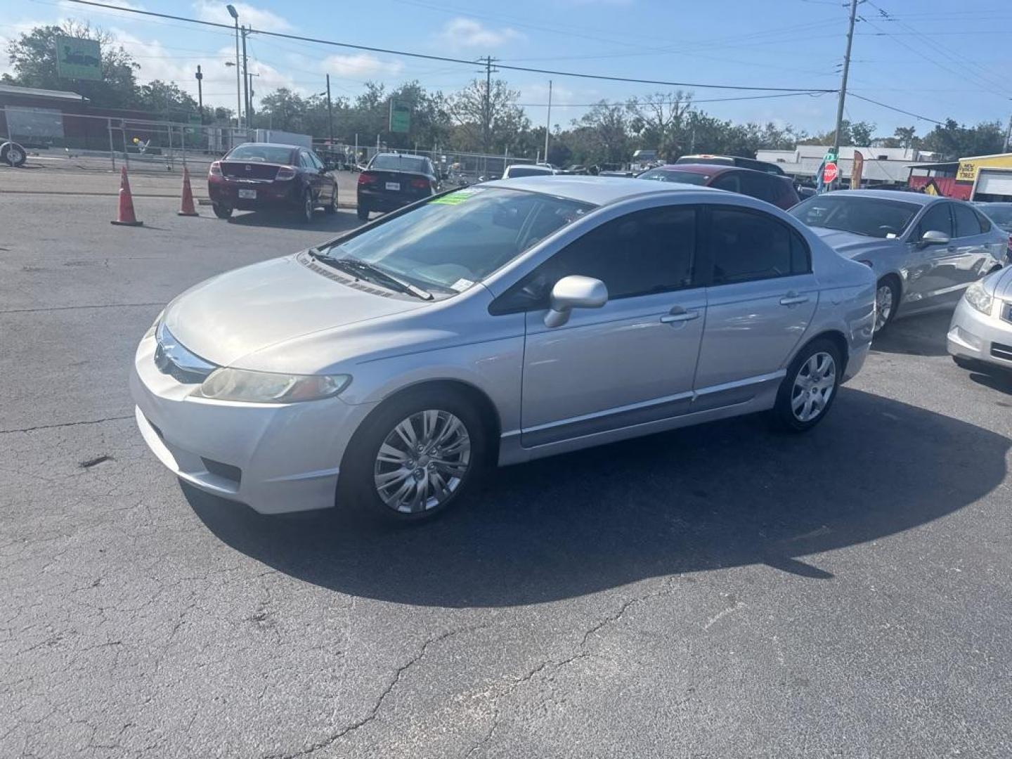 2009 SILVER HONDA CIVIC LX (2HGFA16539H) with an 1.8L engine, Automatic transmission, located at 2929 9th St. West, Bradenton, 34205, (941) 242-2810, 27.473591, -82.570679 - Photo#3