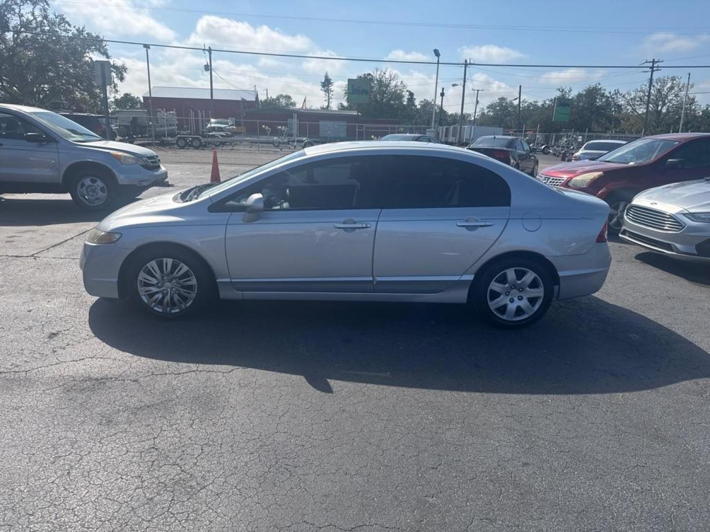 2009 SILVER HONDA CIVIC LX (2HGFA16539H) with an 1.8L engine, Automatic transmission, located at 2929 9th St. West, Bradenton, 34205, (941) 242-2810, 27.473591, -82.570679 - Photo#4