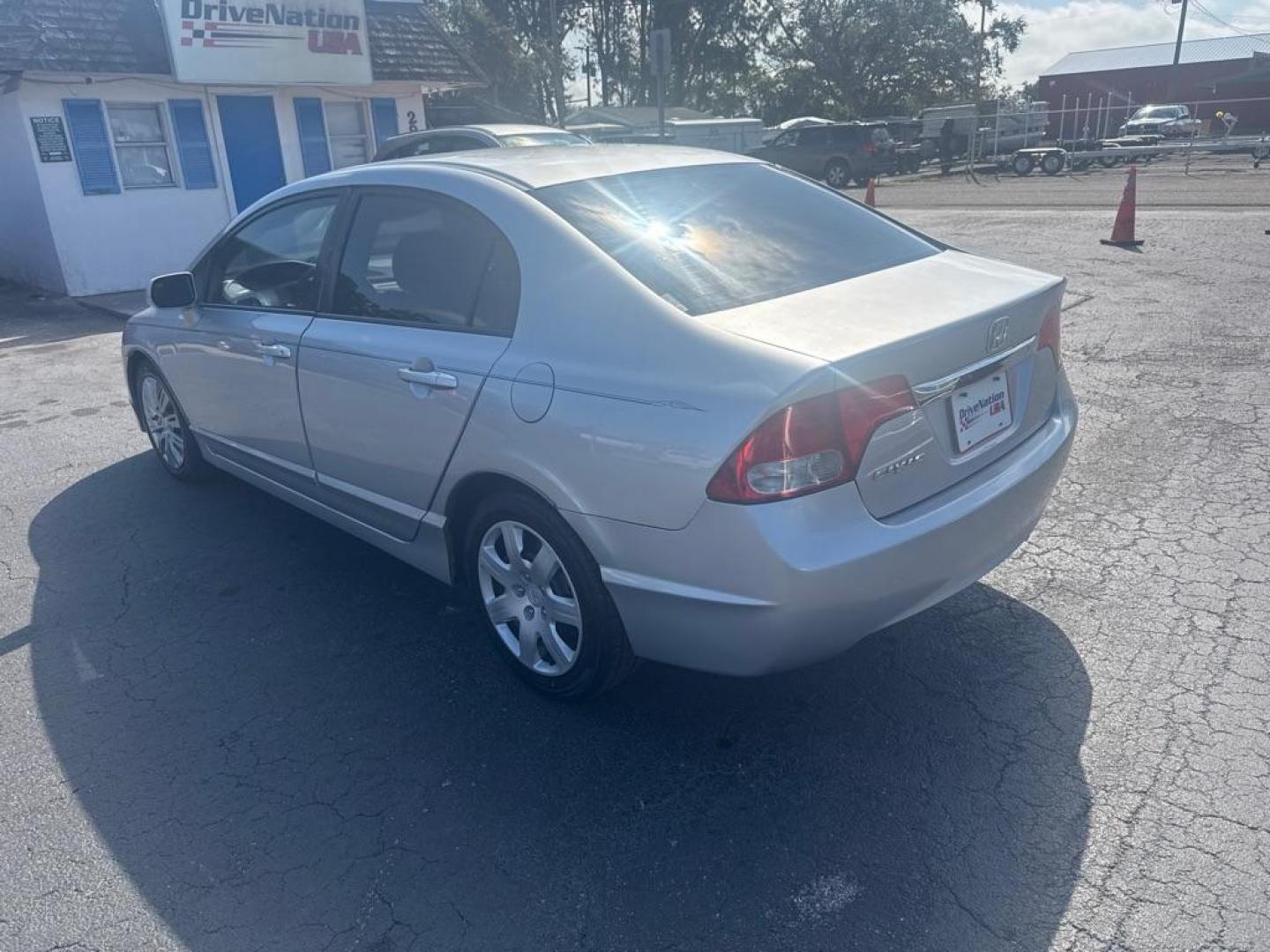 2009 SILVER HONDA CIVIC LX (2HGFA16539H) with an 1.8L engine, Automatic transmission, located at 2929 9th St. West, Bradenton, 34205, (941) 242-2810, 27.473591, -82.570679 - Photo#5