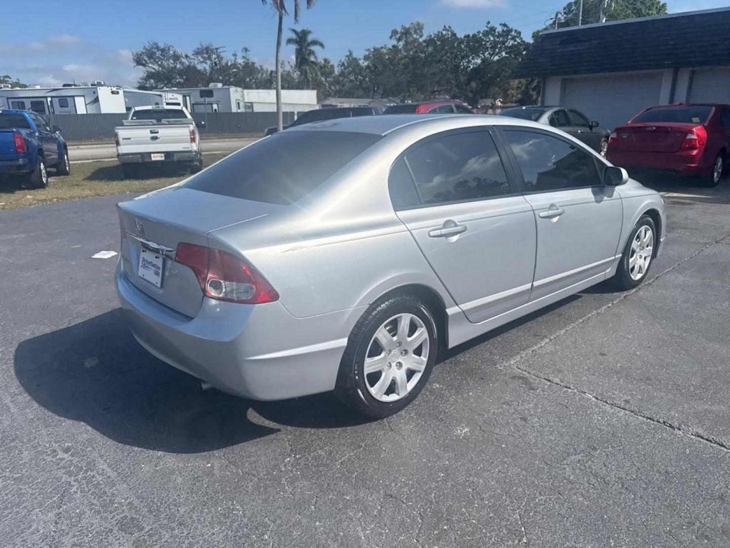 2009 SILVER HONDA CIVIC LX (2HGFA16539H) with an 1.8L engine, Automatic transmission, located at 2929 9th St. West, Bradenton, 34205, (941) 242-2810, 27.473591, -82.570679 - Photo#6