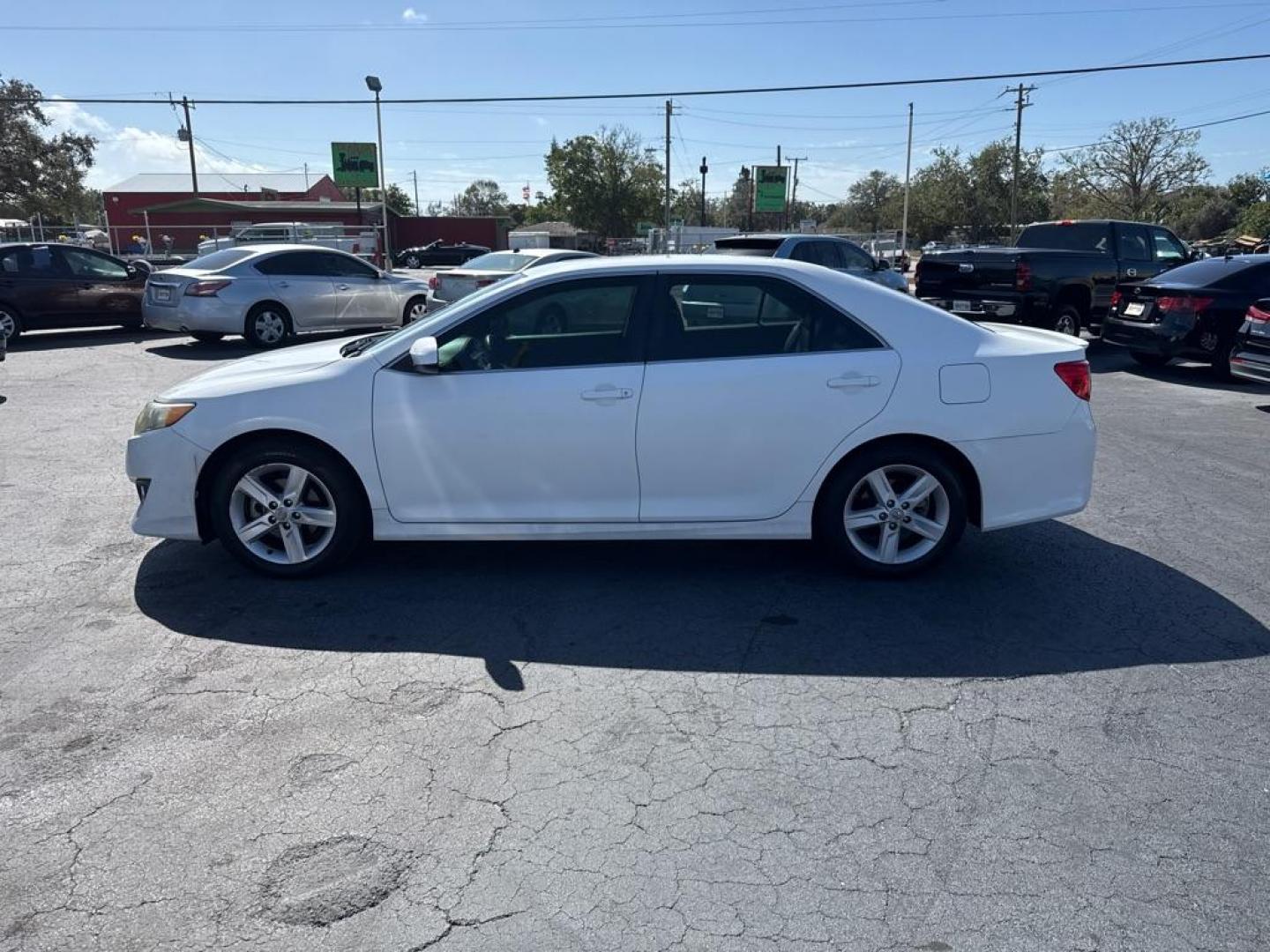 2012 WHITE TOYOTA CAMRY SE (4T1BF1FK7CU) with an 2.5L engine, Automatic transmission, located at 2929 9th St. West, Bradenton, 34205, (941) 242-2810, 27.473591, -82.570679 - Thanks for inquring into DriveNation USA! All vehicles listed can be viewed at www.drivenationusa.com for vehicle history reports and additonal info. We cannot quote any terms such as down payments or monthly payments without an application. You can apply directly at www.drivenationusa.com or by con - Photo#5