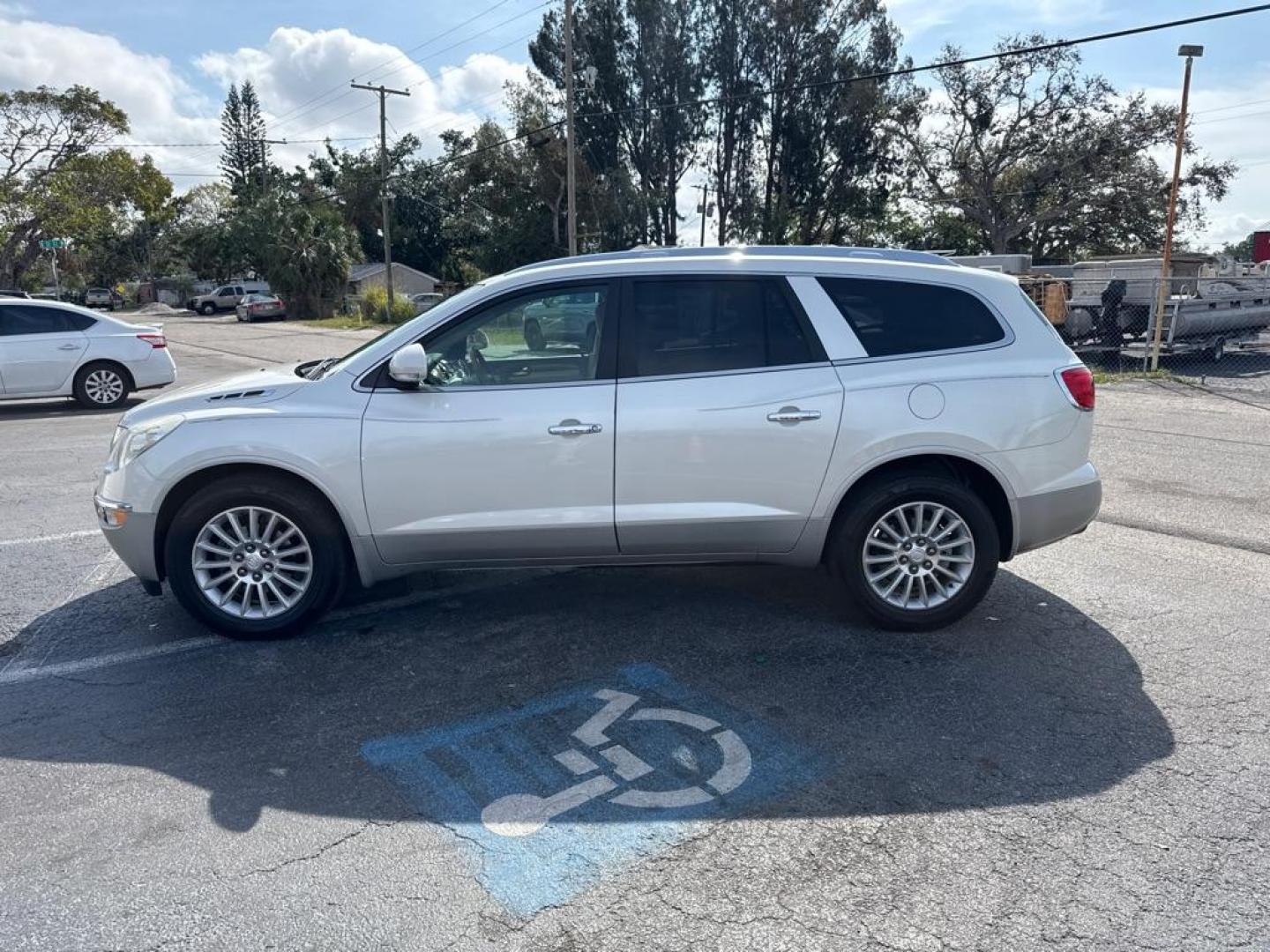 2012 WHITE BUICK ENCLAVE CXL (5GAKRCED3CJ) with an 3.6L engine, Automatic transmission, located at 2929 9th St. West, Bradenton, 34205, (941) 242-2810, 27.473591, -82.570679 - Thanks for inquring into DriveNation USA! All vehicles listed can be viewed at www.drivenationusa.com for vehicle history reports and additonal info. We cannot quote any terms such as down payments or monthly payments without an application. You can apply directly at www.drivenationusa.com or by con - Photo#5