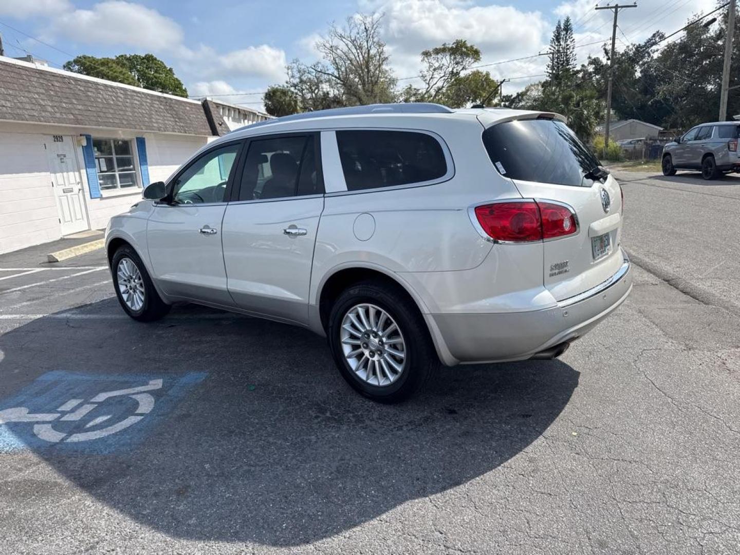 2012 WHITE BUICK ENCLAVE CXL (5GAKRCED3CJ) with an 3.6L engine, Automatic transmission, located at 2929 9th St. West, Bradenton, 34205, (941) 242-2810, 27.473591, -82.570679 - Thanks for inquring into DriveNation USA! All vehicles listed can be viewed at www.drivenationusa.com for vehicle history reports and additonal info. We cannot quote any terms such as down payments or monthly payments without an application. You can apply directly at www.drivenationusa.com or by con - Photo#6