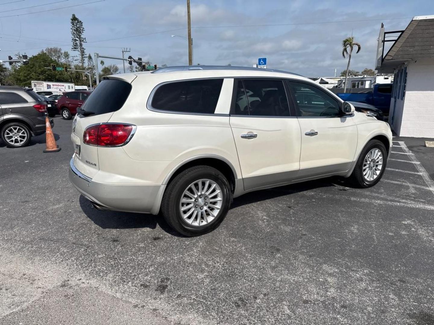 2012 WHITE BUICK ENCLAVE CXL (5GAKRCED3CJ) with an 3.6L engine, Automatic transmission, located at 2929 9th St. West, Bradenton, 34205, (941) 242-2810, 27.473591, -82.570679 - Thanks for inquring into DriveNation USA! All vehicles listed can be viewed at www.drivenationusa.com for vehicle history reports and additonal info. We cannot quote any terms such as down payments or monthly payments without an application. You can apply directly at www.drivenationusa.com or by con - Photo#8